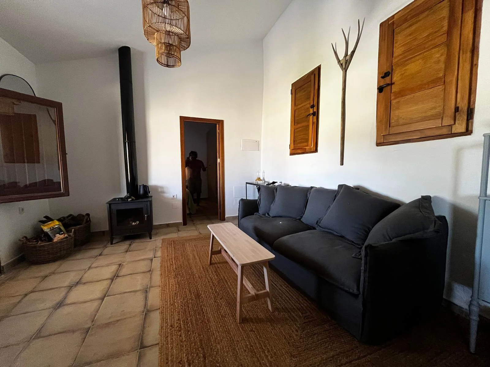 Chimenea de leña acogedora en el salón