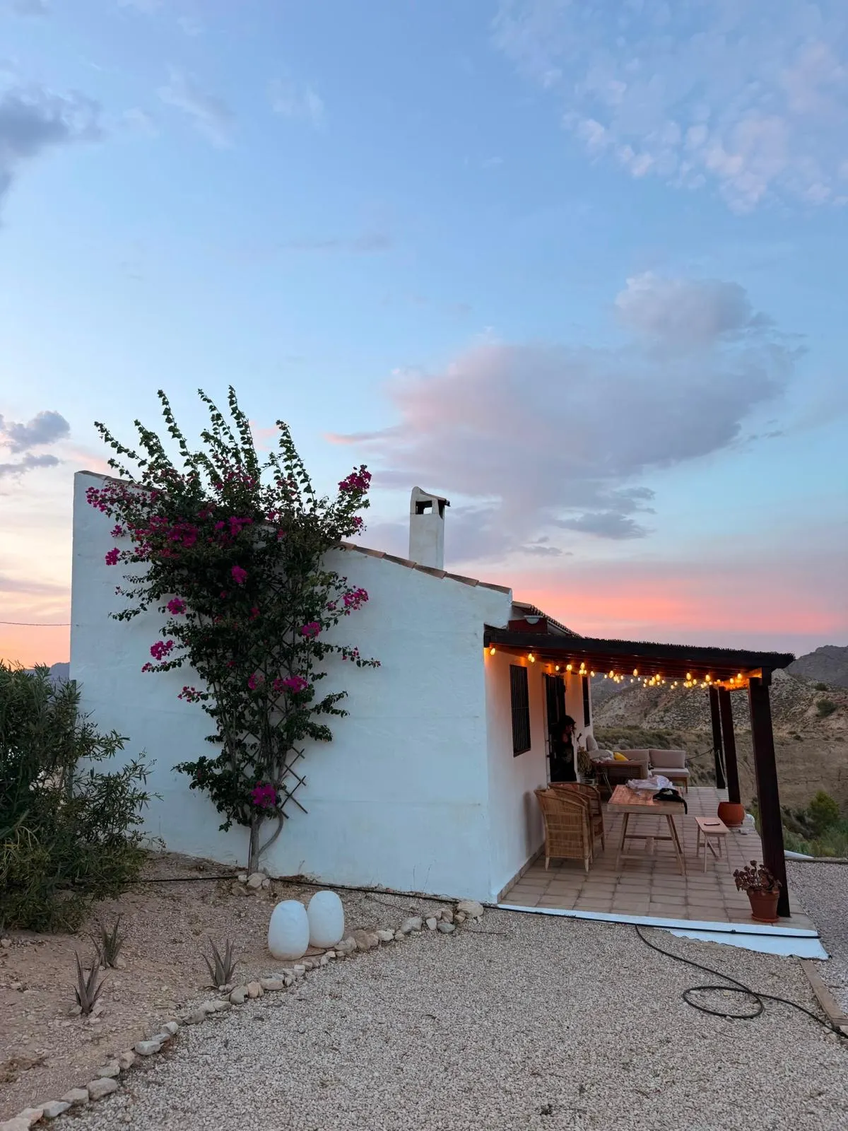 Fachada de Casa La Nena al atardecer